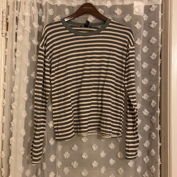 FOREVER 21 | woman’s t-shirt - Picture 1 of 4